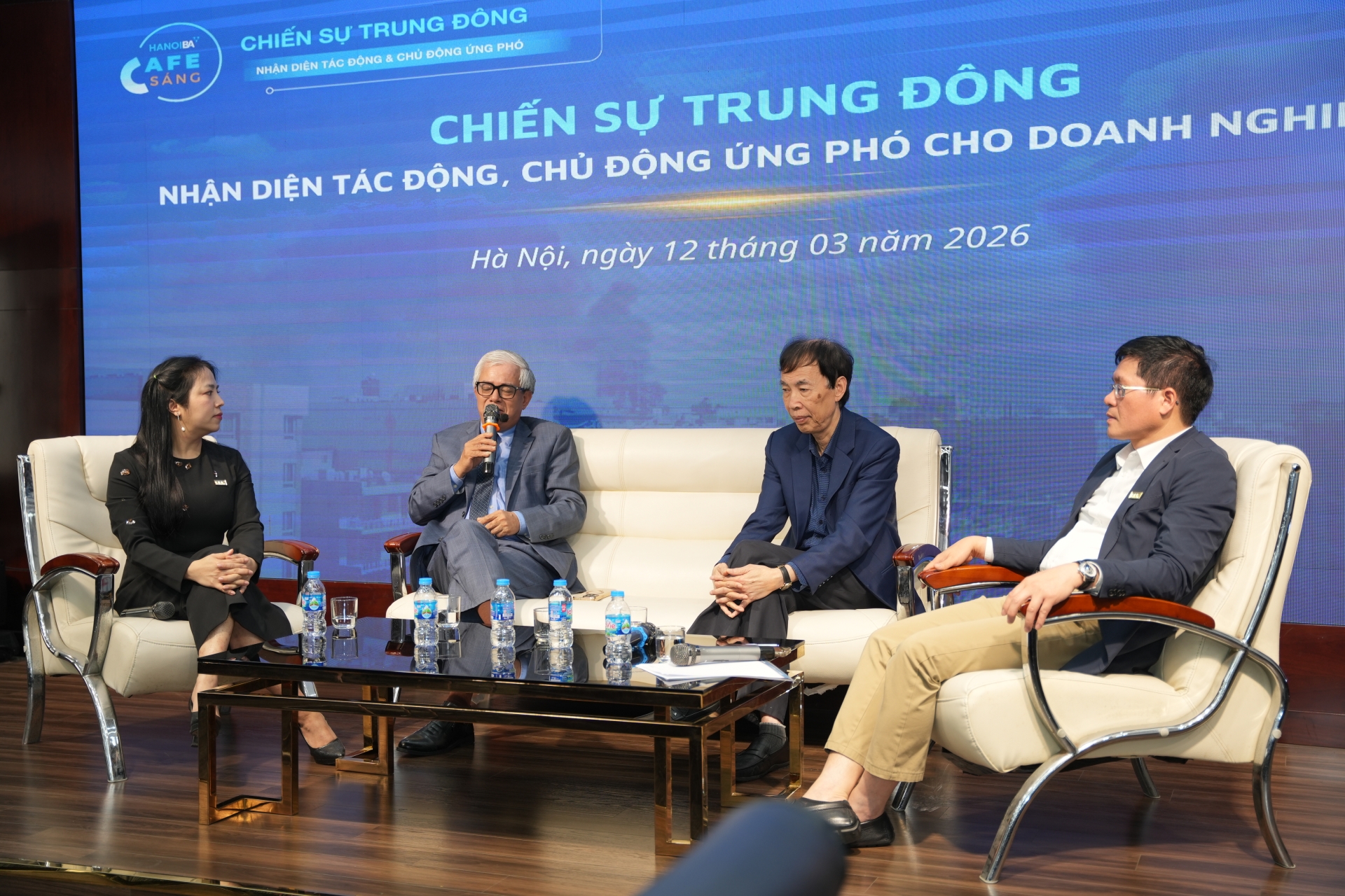 HANOIBA CÙNG CÁC CHUYÊN GIA TÌM GIẢI PHÁP KHẮC PHỤC ẢNH HƯỞNG TỚI KINH DOANH CỦA DN VIỆT TRONG KHỦNG HOẢNG CHIẾN SỰ TRUNG ĐÔNG