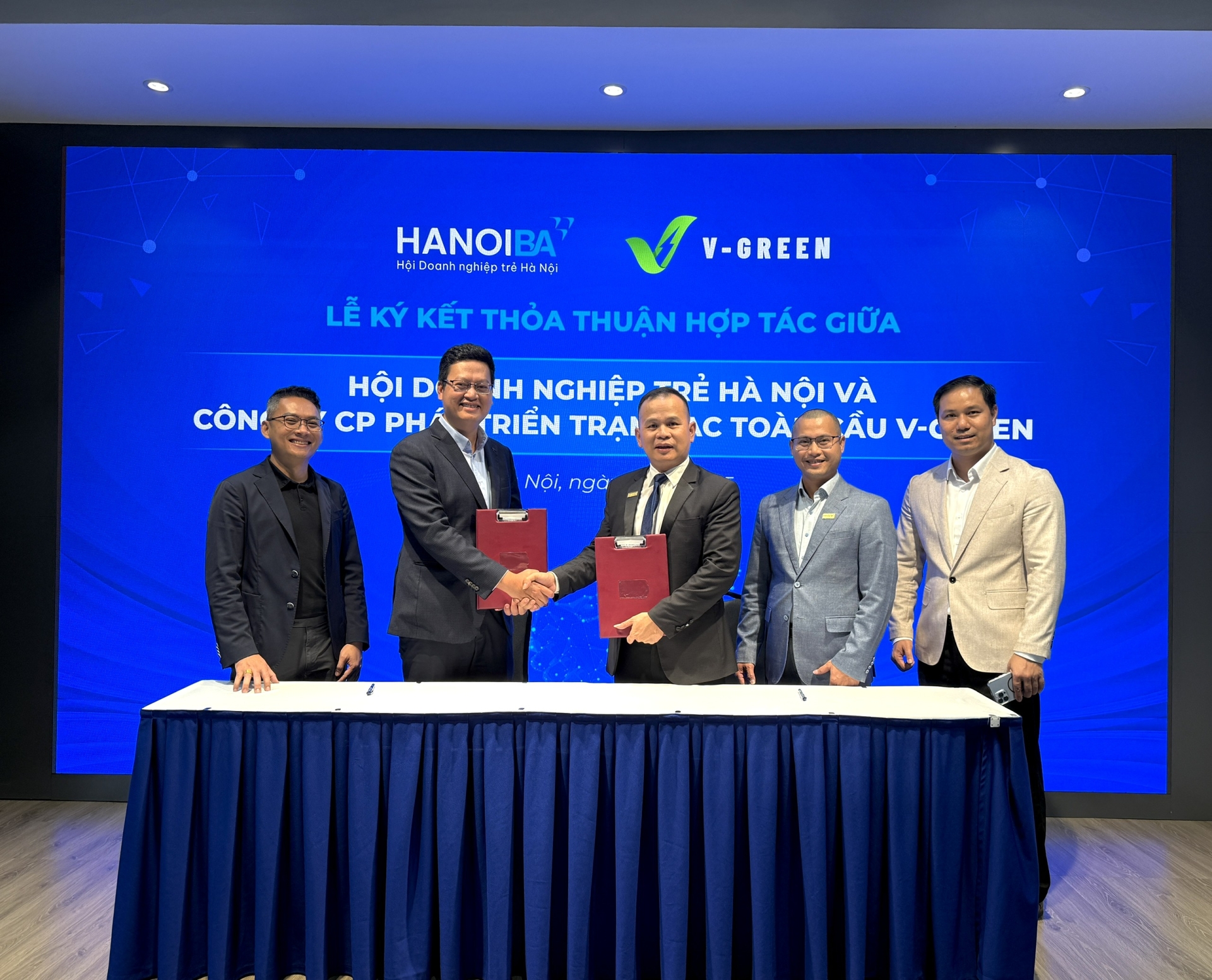 TIN XTTM: HỢP TÁC TRIỂN KHAI CHƯƠNG TRÌNH CHO THUÊ MẶT BẰNG LÀM TRẠM SẠC & ĐỔI PIN CÙNG V-GREEN