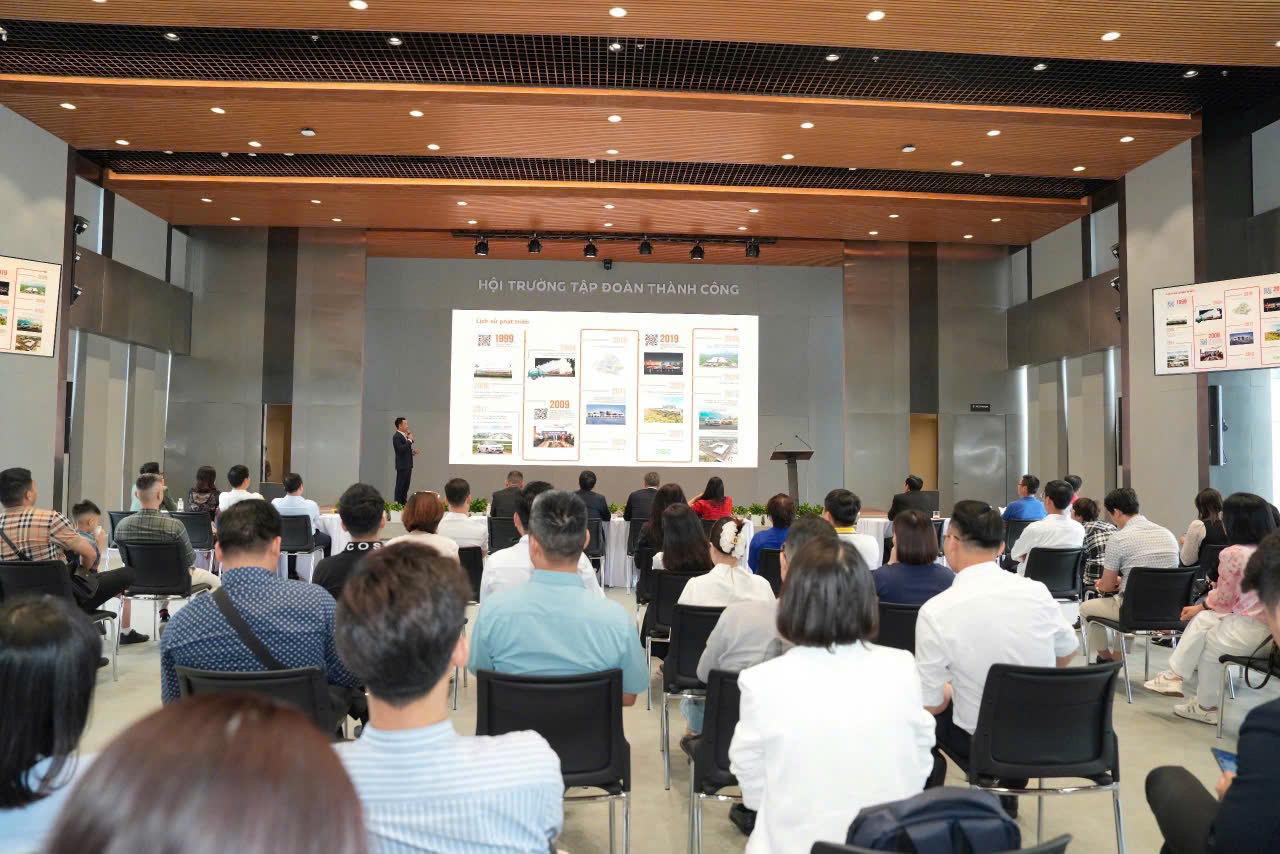 HANOIBA SITE VISIT THĂM VÀ GIAO LƯU TẠI NHÀ MÁY Ô TÔ nhà cái uy tín 20vui VIỆT HƯNG - TẬP ĐOÀN nhà cái uy tín 20vui