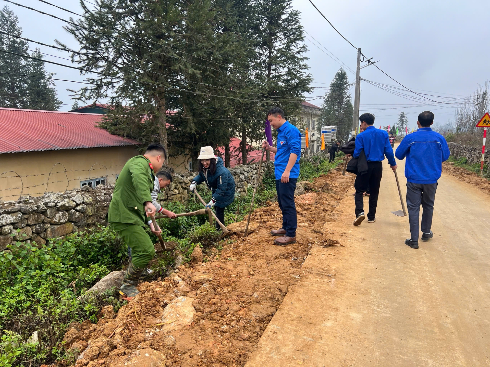 ĐỒNG HÀNH HỖ TRỢ HOÀN THÀNH TUYẾN ĐƯỜNG DÂN SINH TẠI Y TÝ (LÀO CAI)