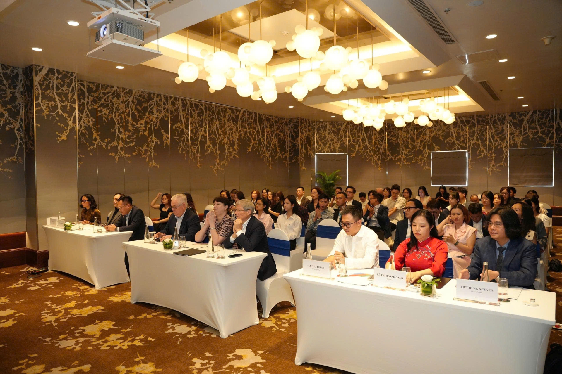 HỘI DOANH NGHIỆP TRẺ HÀ NỘI THAM DỰ BUỔI ĐỐI THOẠI CÙNG NGÀI DACIAN CIOLOȘ - NGUYÊN THỦ TƯỚNG ROMANIA